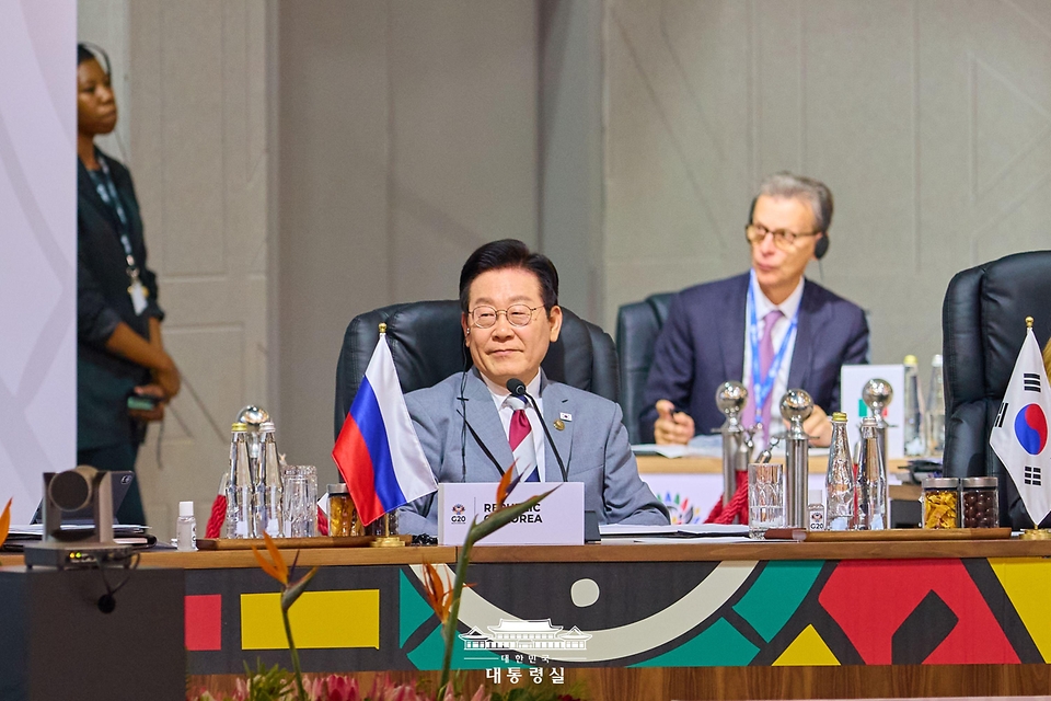 이재명 대통령이 22일(현지시간) 남아프리카공화국 요하네스버그 엑스포 센터에서 열린 G20 정상회의 제1세션에서 발언을 마치고 미소를 보이고 있다. 