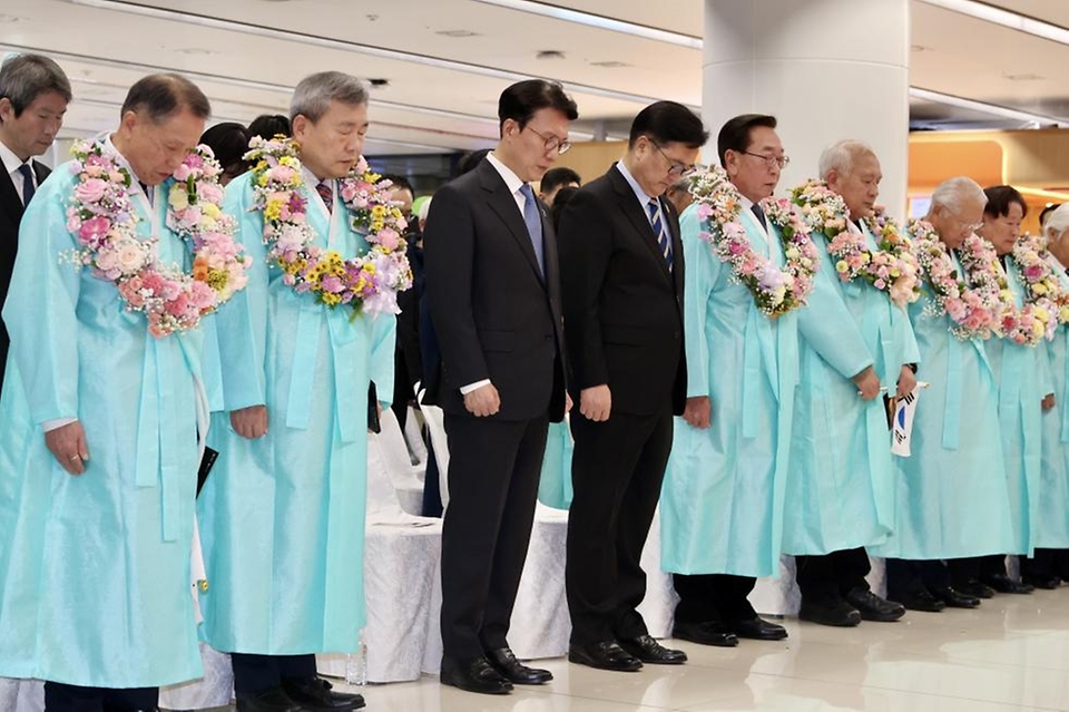 김민석 국무총리가 23일 강서구 김포공항 국제선 청사 입국장에서 열린 '대한민국임시정부 요인 환국 재현' 행사에 참석, 임시정부 요인 후손과 도열한 의장대 사열 및 축사를 하고 있다.