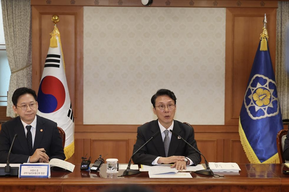 김민석 국무총리가 24일 세종대로 정부서울청사에서 열린 과학기술관계장관회의를 주재하고 있다.