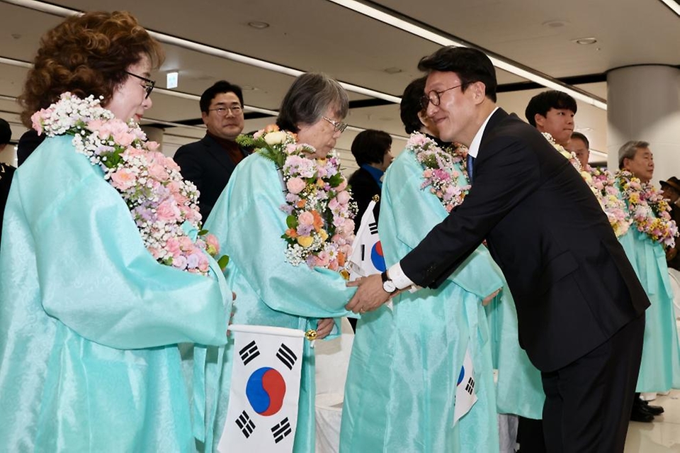 김민석 국무총리가 23일 강서구 김포공항 국제선 청사 입국장에서 열린 '대한민국임시정부 요인 환국 재현' 행사에 참석, 임시정부 요인 후손과 도열한 의장대 사열 및 축사를 하고 있다.