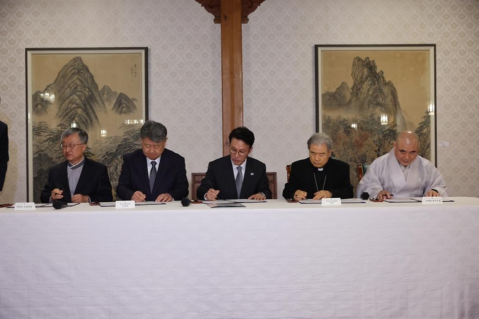 김민석 국무총리가 24일 삼청동 총리서울공관에서 열린 제1차 정부-종교계 생명존중 원탁회의를 갖기에 앞서 협약식을 하고 있다.