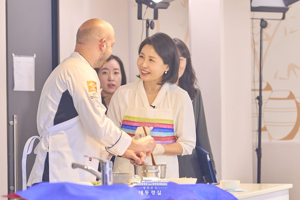 이재명 대통령과 함께 남아프리카공화국을 방문 중인 김혜경 여사가 22일(현지시간) 요하네스버그 주남아공한국문화원에서 열린 한-남아공 음식문화 만남 및 문화원 학생 격려 행사에서 참석자들과 된장찌개를 만들며 대화하고 있다. 