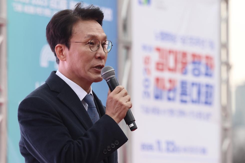 김민석 국무총리가 23일 마포구 평화의공원 평화광장에서 열린 김대중 평화마라톤대회에 참석, 축사를 하고 있다.