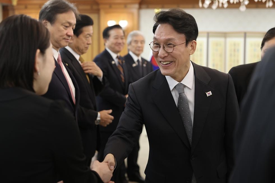 김민석 국무총리가 24일 세종대로 정부서울청사에서 제58회 한일·일한 협력위원회 합동총회 참석차 방한한 일측 대표단을 접견하고 있다.