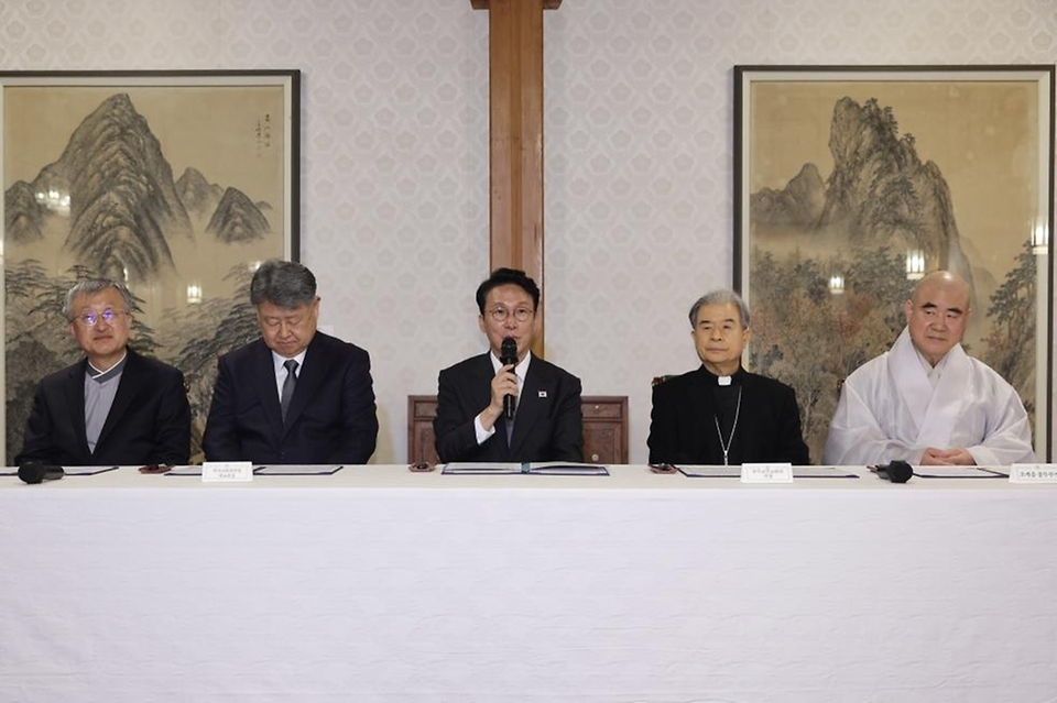 김민석 국무총리가 24일 삼청동 총리서울공관에서 열린 제1차 정부-종교계 생명존중 원탁회의를 갖기에 앞서 협약식을 하고 있다.