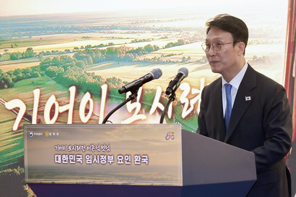 김민석 국무총리가 23일 강서구 김포공항 국제선 청사 입국장에서 열린 '대한민국임시정부 요인 환국 재현' 행사에 참석, 임시정부 요인 후손과 도열한 의장대 사열 및 축사를 하고 있다.