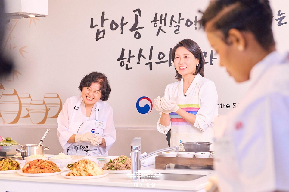 이재명 대통령과 함께 남아프리카공화국을 방문 중인 김혜경 여사가 22일(현지시간) 요하네스버그 주남아공한국문화원에서 열린 한-남아공 음식문화 만남 및 문화원 학생 격려 행사에서 참석자들과 된장찌개를 만들며 대화하고 있다. 