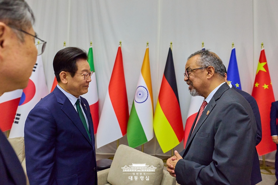 이재명 대통령이 23일(현지 시간) 남아프리카공화국 요하네스버그 엑스포 센터에서 열린 G20 정상회의에서 테워드로스 아드하놈 거브러여수스 세계보건기구(WHO) 사무총장과 양자 회담을 하고 있다.