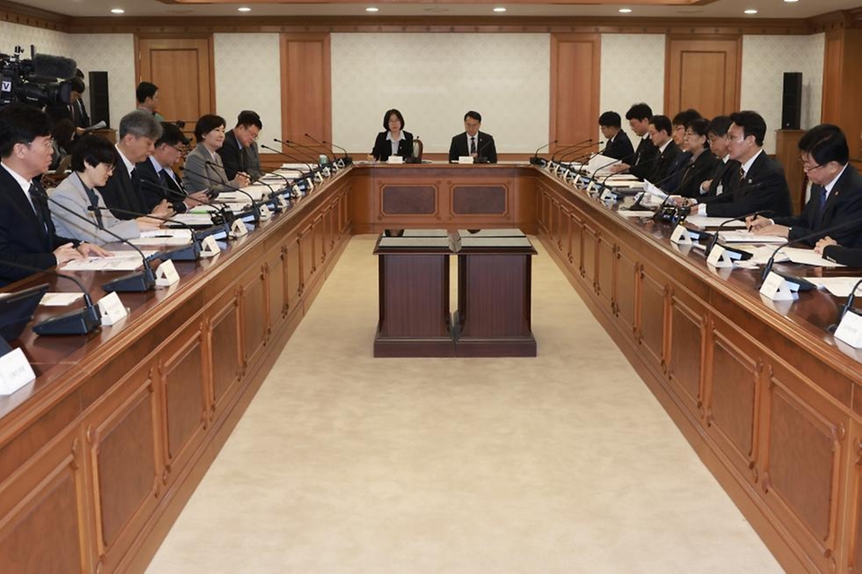 김민석 국무총리가 25일 세종대로 정부서울청사에서 열린 미세먼지특별대책위원회를 주재하고 있다.