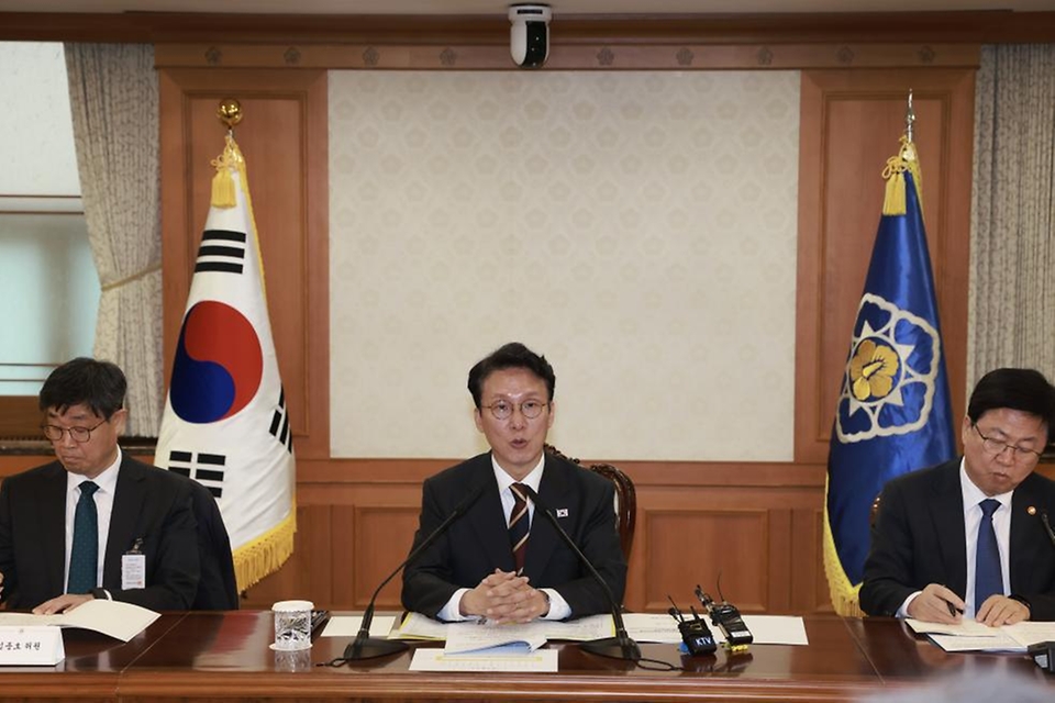 김민석 국무총리가 25일 세종대로 정부서울청사에서 열린 미세먼지특별대책위원회를 주재하고 있다.