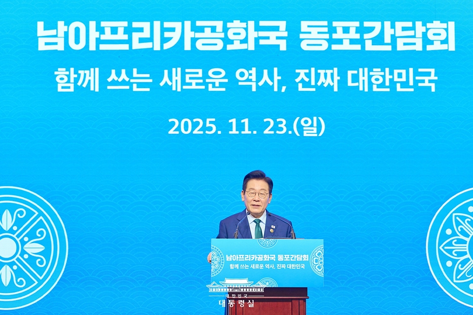 이재명 대통령이 23일(현지 시간) 남아프리카공화국 요하네스버그 한 호텔에서 열린 동포 오찬 간담회에서 인사말을 하고 있다. 