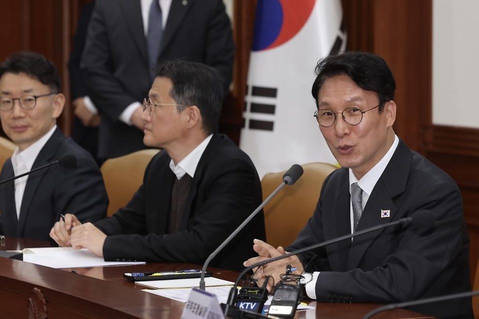 김민석 국무총리가 24일 세종대로 정부서울청사에서 열린 헌법존중 정부혁신 TF 간담회를 주재하고 있다.