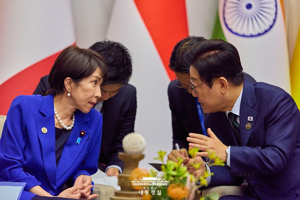 이재명 대통령이 23일(현지 시간) 남아프리카공화국 요하네스버그 엑스포 센터에서 열린 G20 정상회의에서 다카이치 사나에 일본 총리와 양자 회담을 하고 있다.