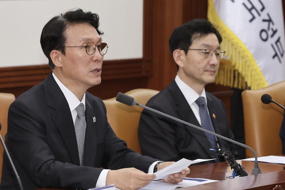 김민석 국무총리가 24일 세종대로 정부서울청사에서 열린 헌법존중 정부혁신 TF 간담회를 주재하고 있다.