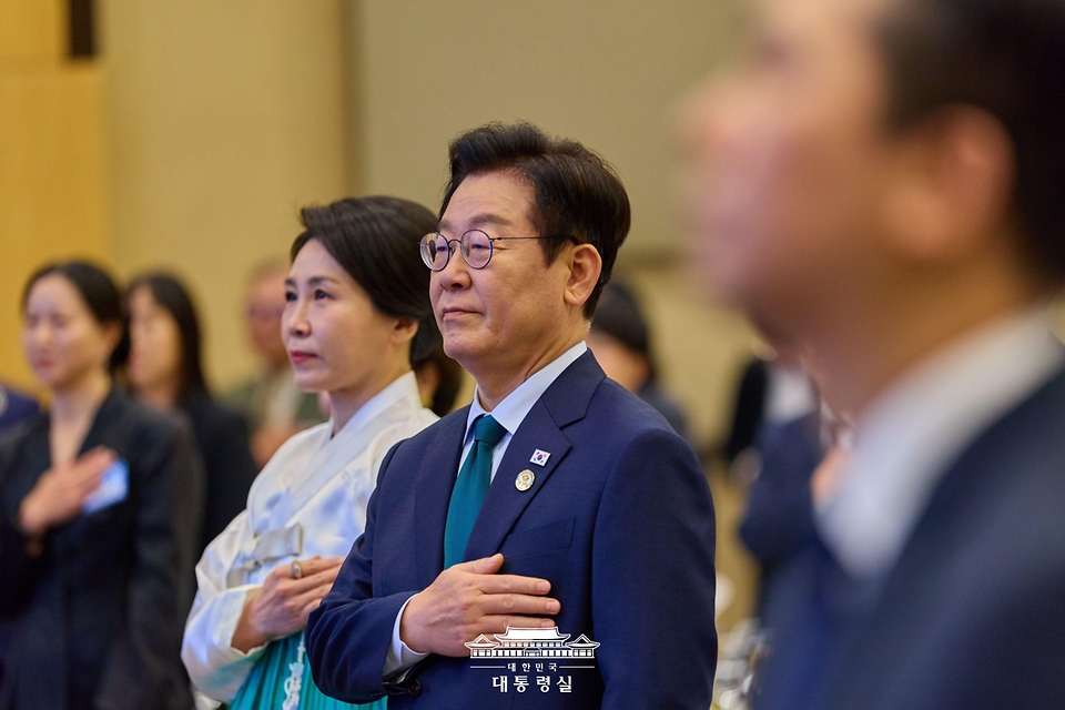 이재명 대통령과 김혜경 여사가 23일(현지 시간) 남아프리카공화국 요하네스버그 한 호텔에서 열린 동포 오찬 간담회에서 국민의례를 하고 있다. 