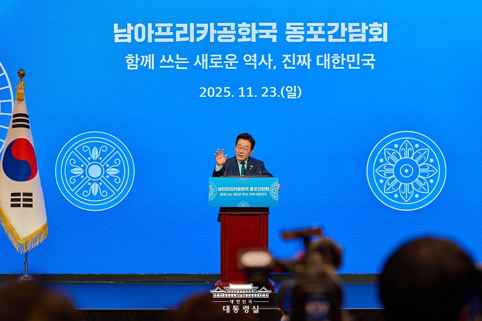 이재명 대통령이 23일(현지 시간) 남아프리카공화국 요하네스버그 한 호텔에서 열린 동포 오찬 간담회에서 인사말을 하고 있다. 