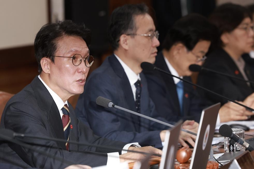김민석 국무총리가 25일 세종대로 정부서울청사에서 열린 국무회의를 주재, 모두발언을 하고 있다.