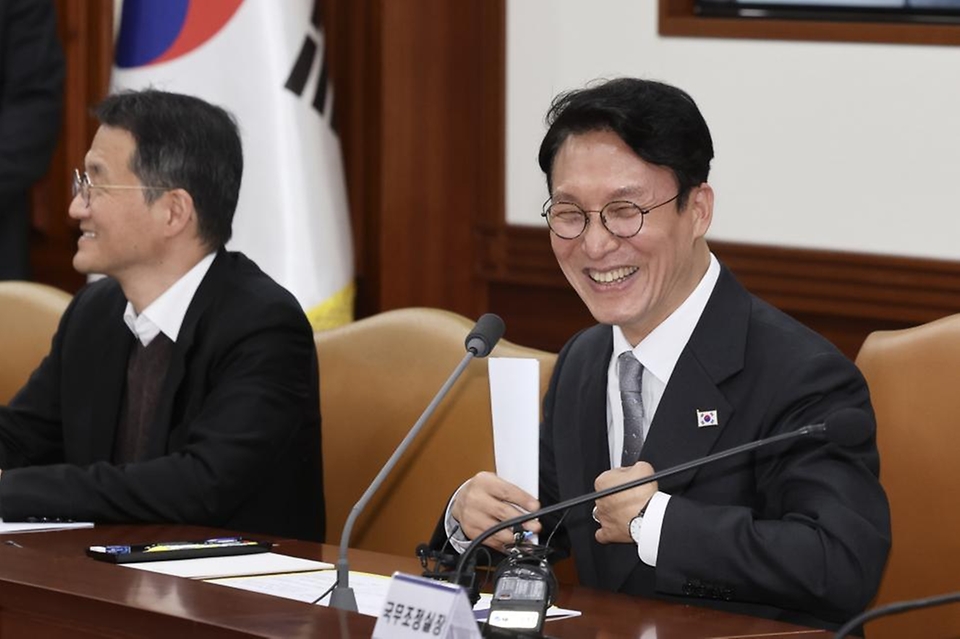 김민석 국무총리가 24일 세종대로 정부서울청사에서 열린 헌법존중 정부혁신 TF 간담회를 주재하고 있다.