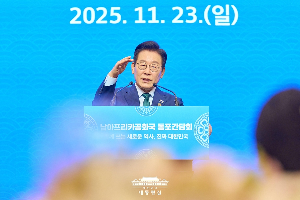 이재명 대통령이 23일(현지 시간) 남아프리카공화국 요하네스버그 한 호텔에서 열린 동포 오찬 간담회에서 인사말을 하고 있다. 