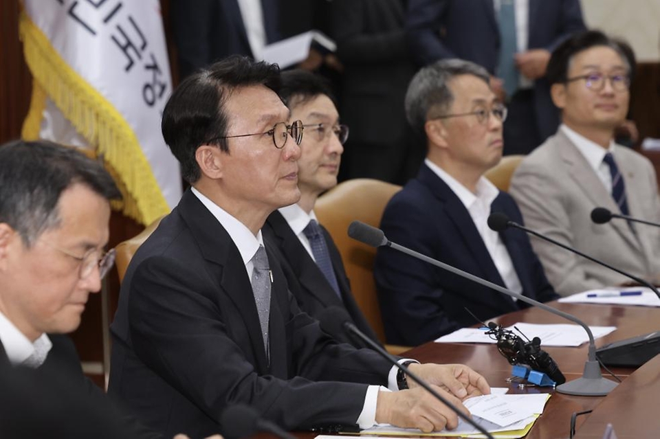 김민석 국무총리가 24일 세종대로 정부서울청사에서 열린 헌법존중 정부혁신 TF 간담회를 주재하고 있다.