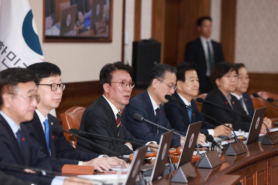 김민석 국무총리가 25일 세종대로 정부서울청사에서 열린 국무회의를 주재, 모두발언을 하고 있다.