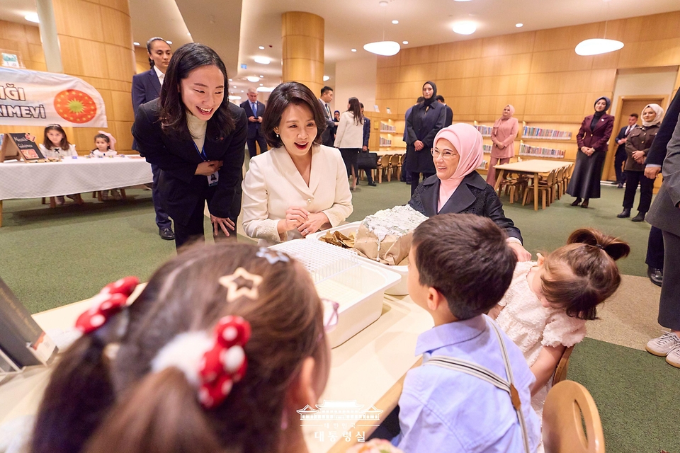 이재명 대통령과 함께 튀르키예를 방문 중인 김혜경 여사가 24일(현지시간) 에미네 에르도안 튀르키예 여사와 앙카라의 국민도서관을 방문해 어린이들과 대화하고 있다.
