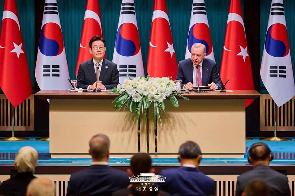 이재명 대통령과 레제프 타이이프 에르도안 튀르키예 대통령이 24일(현지시간) 튀르키예 앙카라 대통령궁에서 공동언론발표를 하고 있다.