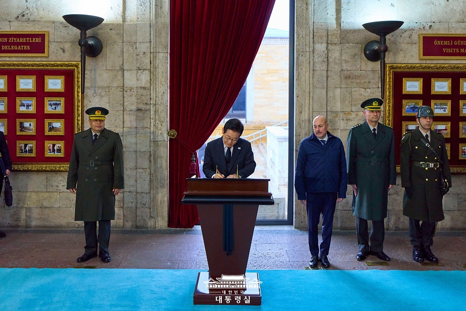 튀르키예를 국빈 방문 중인 이재명 대통령이 24일(현지시간) 앙카라 아니트카비르에서 튀르키예의 국부 무스타파 케말 아타튀르크 묘소를 찾아 참배한 뒤 방명록 작성을 하고 있다.