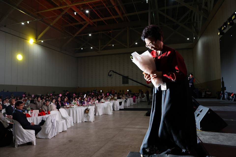 문화체육관광부와 한국국학진흥원은 '2025 이야기할머니의 날' 행사를 25일 대전 컨벤션센터에서 개최했다. '아름다운 이야기할머니' 사업은 유아기에 들려주는 옛이야기와 미담으로 창의력과 인성을 돕고, 세대 간 문화교류를 활성화하는 사업이다. 그동안 이야기할머니 3200여 명이 8300여 개 유아교육기관과 초등학교 늘봄 교실에서 약50만 명의 유아를 만났다.