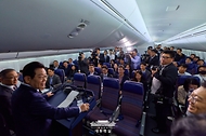 기내 기자회견 사진 3