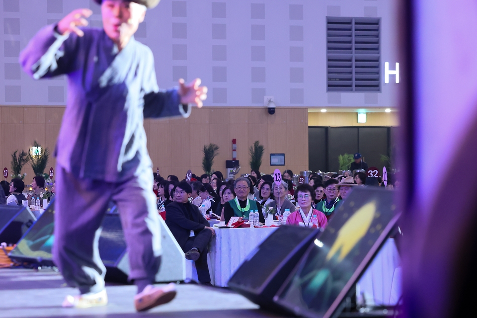 문화체육관광부와 한국국학진흥원은 '2025 이야기할머니의 날' 행사를 25일 대전 컨벤션센터에서 개최했다. '아름다운 이야기할머니' 사업은 유아기에 들려주는 옛이야기와 미담으로 창의력과 인성을 돕고, 세대 간 문화교류를 활성화하는 사업이다. 그동안 이야기할머니 3200여 명이 8300여 개 유아교육기관과 초등학교 늘봄 교실에서 약50만 명의 유아를 만났다.