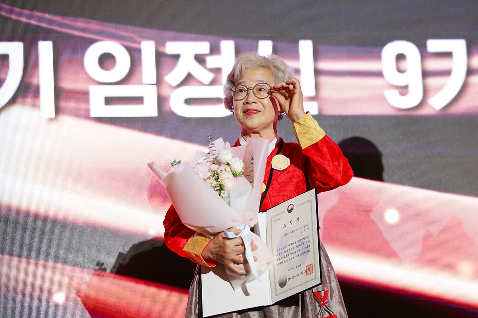 문화체육관광부와 한국국학진흥원은 '2025 이야기할머니의 날' 행사를 25일 대전 컨벤션센터에서 개최했다. '아름다운 이야기할머니' 사업은 유아기에 들려주는 옛이야기와 미담으로 창의력과 인성을 돕고, 세대 간 문화교류를 활성화하는 사업이다. 그동안 이야기할머니 3200여 명이 8300여 개 유아교육기관과 초등학교 늘봄 교실에서 약50만 명의 유아를 만났다.