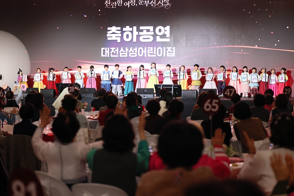 문화체육관광부와 한국국학진흥원은 '2025 이야기할머니의 날' 행사를 25일 대전 컨벤션센터에서 개최했다. '아름다운 이야기할머니' 사업은 유아기에 들려주는 옛이야기와 미담으로 창의력과 인성을 돕고, 세대 간 문화교류를 활성화하는 사업이다. 그동안 이야기할머니 3200여 명이 8300여 개 유아교육기관과 초등학교 늘봄 교실에서 약50만 명의 유아를 만났다.