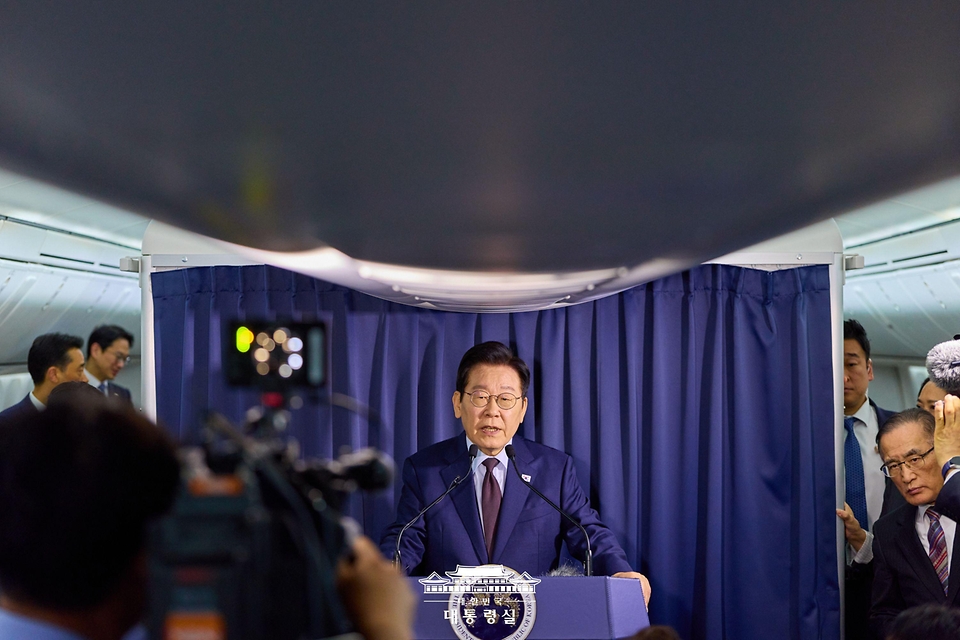 G20 정상회의 일정을 마친 이재명 대통령이 23일(현지시간) 중동·아프리카 순방의 마지막 방문국인 튀르키예 앙카라로 향하는 공군 1호기에서 순방 기내 기자간담회를 하고 있다.