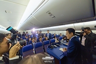 기내 기자회견 사진 4