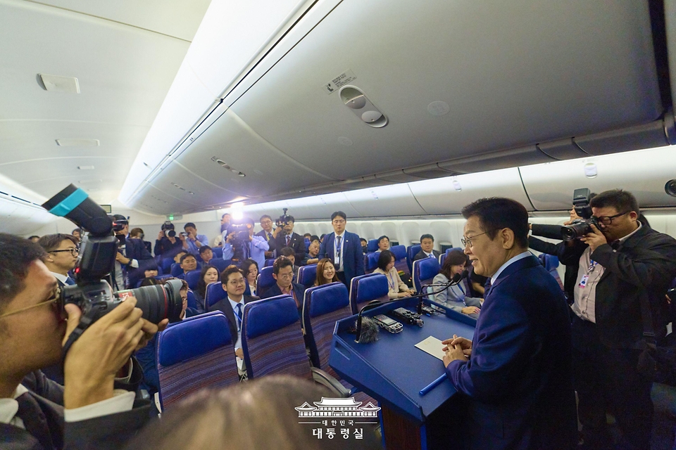 G20 정상회의 일정을 마친 이재명 대통령이 23일(현지시간) 중동·아프리카 순방의 마지막 방문국인 튀르키예 앙카라로 향하는 공군 1호기에서 순방 기내 기자간담회를 하고 있다.