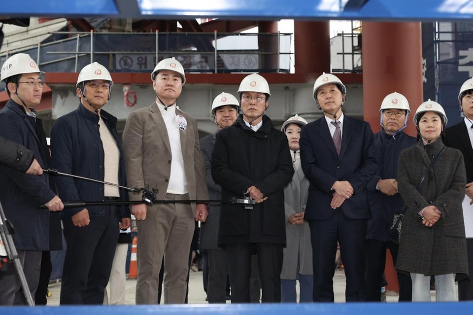 김민석 국무총리가 25일 도봉구 서울 아레나 복합문화시설 건립 현장을 방문, 사업 추진 현황에 대해 보고 받은 뒤 발언을 하고 있다.