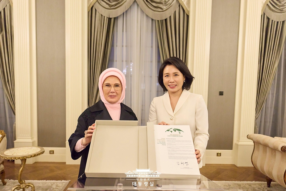 이재명 대통령과 함께 튀르키예를 방문 중인 김혜경 여사가 24일(현지시간) 대통령궁 관저에서 '제로 웨이스트(Zero Waste)' 이니셔티브에 서명한 뒤 에미네 에르도안 튀르키예 여사와 기념촬영을 하고 있다.