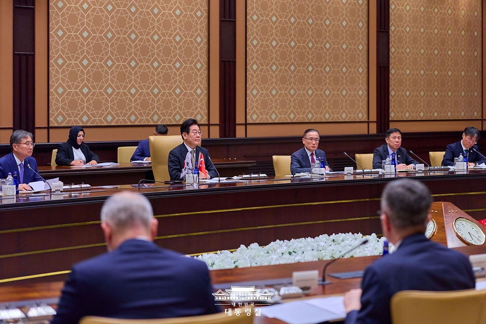 튀르키예를 국빈 방문 중인 이재명 대통령이 24일(현지시간) 앙카라 대통령궁에서 레젭 타입 에르도안 튀르키예 대통령과 한-튀르키예 확대회담을 하고 있다. 