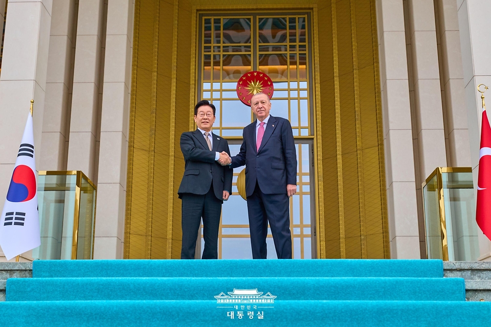 튀르키예를 국빈 방문 중인 이재명 대통령이 24일(현지시간) 앙카라 대통령궁에서 열린 공식환영식에서 레젭 타입 에르도안 튀르키예 대통령과 악수하고 있다. 