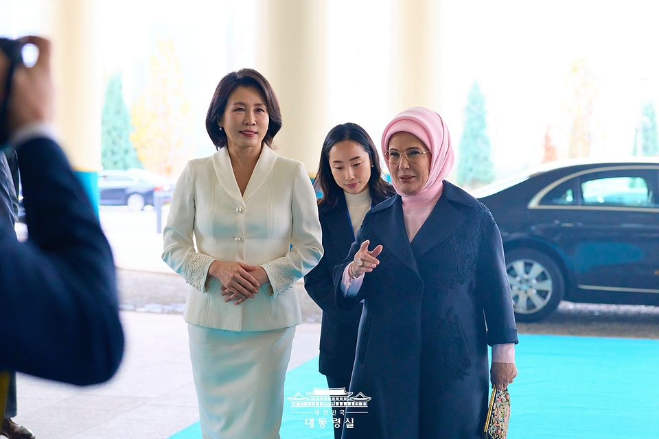 이재명 대통령과 함께 튀르키예를 방문 중인 김혜경 여사가 24일(현지시간) 에미네 에르도안 튀르키예 여사와 앙카라에 위치한 국민도서관에 들어서고 있다.