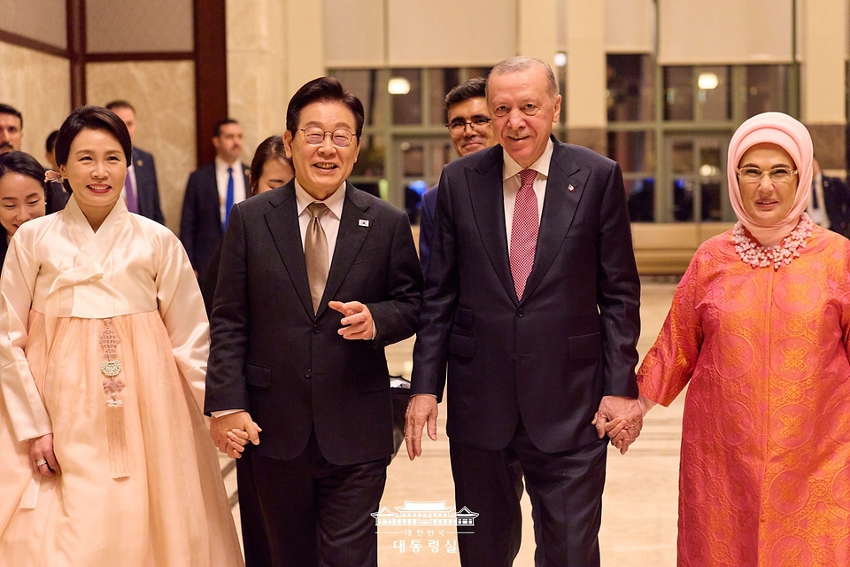 튀르키예를 국빈 방문 중인 이재명 대통령과 김혜경 여사가 24일(현지시간) 앙카라 대통령궁에서 열린 국빈 만찬에서 레제프 타이이프 에르도안 튀르키예 대통령과 에미네 에르도안 여사와 환담을 나누며 이동하고 있다.