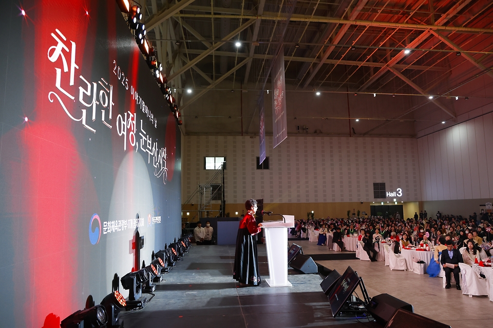 문화체육관광부와 한국국학진흥원은 '2025 이야기할머니의 날' 행사를 25일 대전 컨벤션센터에서 개최했다. '아름다운 이야기할머니' 사업은 유아기에 들려주는 옛이야기와 미담으로 창의력과 인성을 돕고, 세대 간 문화교류를 활성화하는 사업이다. 그동안 이야기할머니 3200여 명이 8300여 개 유아교육기관과 초등학교 늘봄 교실에서 약50만 명의 유아를 만났다.