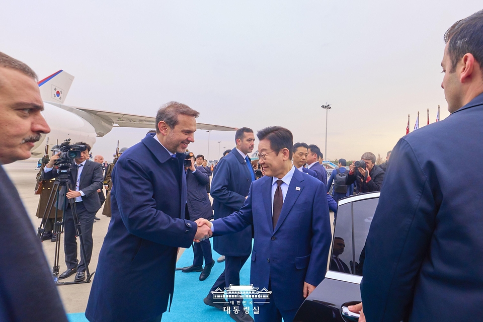 튀르키예를 국빈 방문한 이재명 대통령이 24일(현지시간) 앙카라 에센보아 국제공항에 도착해 영접 나온 알파슬란 바이락타르 튀르키예 에너지천연자원부 장관과 인사하고 있다.