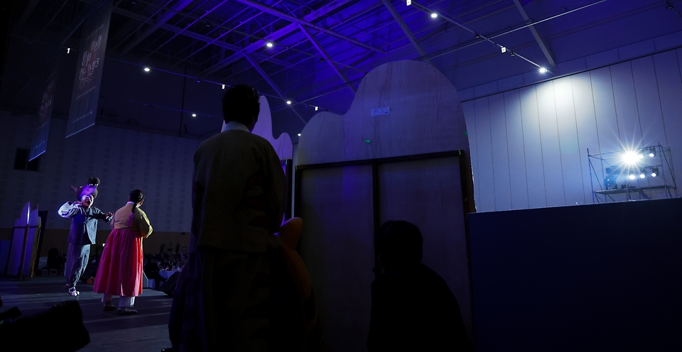 문화체육관광부와 한국국학진흥원은 '2025 이야기할머니의 날' 행사를 25일 대전 컨벤션센터에서 개최했다. '아름다운 이야기할머니' 사업은 유아기에 들려주는 옛이야기와 미담으로 창의력과 인성을 돕고, 세대 간 문화교류를 활성화하는 사업이다. 그동안 이야기할머니 3200여 명이 8300여 개 유아교육기관과 초등학교 늘봄 교실에서 약50만 명의 유아를 만났다.