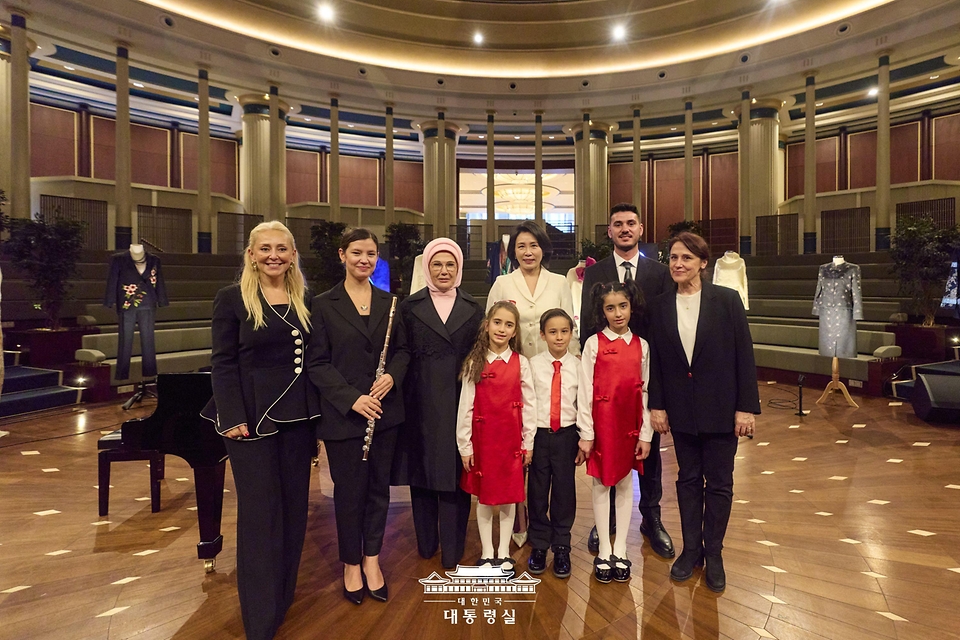 이재명 대통령과 함께 튀르키예를 방문 중인 김혜경 여사가 24일(현지시간) 에미네 에르도안 튀르키예 여사와 앙카라의 국민도서관을 방문해 어린이 합창단 및 연주자들과 기념촬영을 하고 있다.