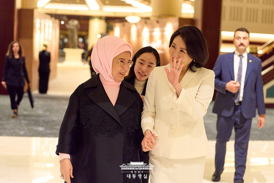 이재명 대통령과 함께 튀르키예를 방문 중인 김혜경 여사가 24일(현지시간) 대통령궁 관저에서 에미네 에르도안 튀르키예 여사와 친교의 시간을 보내고 있다.