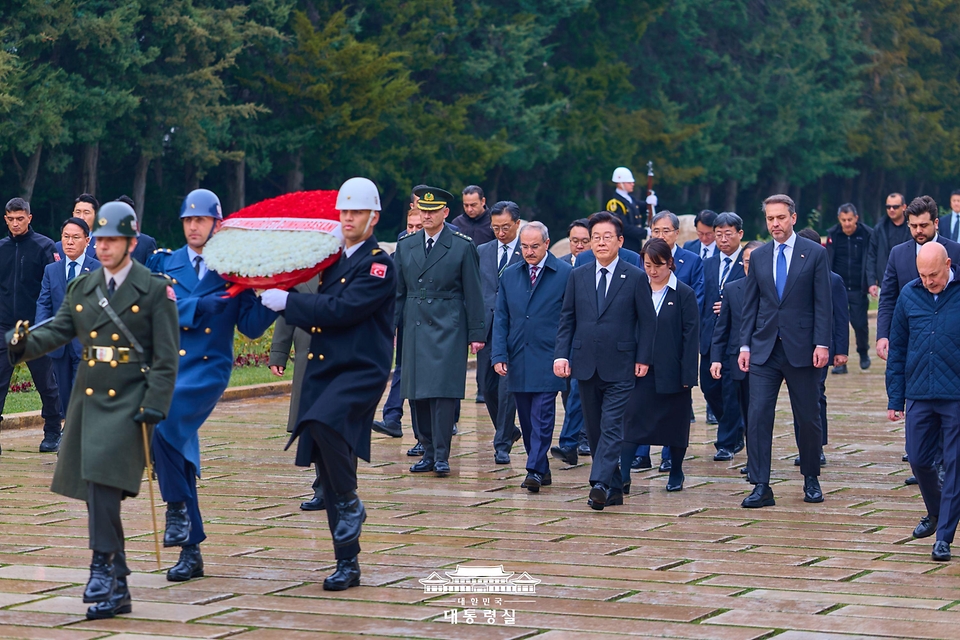 튀르키예를 국빈 방문 중인 이재명 대통령이 24일(현지시간) 앙카라 아니트카비르에서 튀르키예의 국부 무스타파 케말 아타튀르크 묘소를 찾아 참배하기 위해 묘소 진입로인 '사자의 길'을 따라 이동하고 있다.