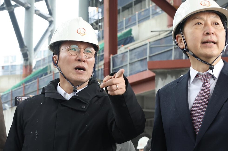 김민석 국무총리가 25일 도봉구 서울 아레나 복합문화시설 건립 현장을 방문, 사업 추진 현황에 대해 보고 받은 뒤 발언을 하고 있다.