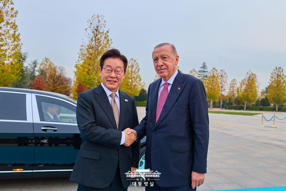  튀르키예를 국빈 방문 중인 이재명 대통령이 24일(현지시간) 앙카라 대통령궁에서 열린 공식환영식에서 레젭 타입 에르도안 튀르키예 대통령과 인사하고 있다.